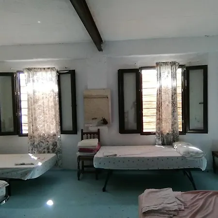 Surf House Playa 营地