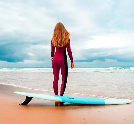 Surf House Playa קוניל דה לה פרונטרה
