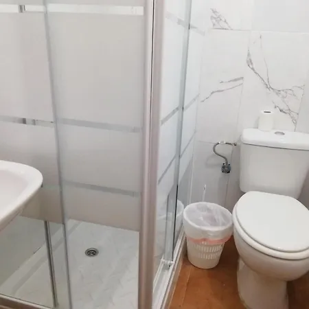 אתר קמפינג Surf House Playa קוניל דה לה פרונטרה